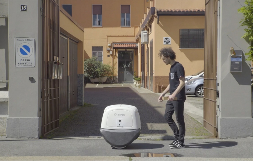 Yeni robot şəhərdə bağlamalar çatdıracaq