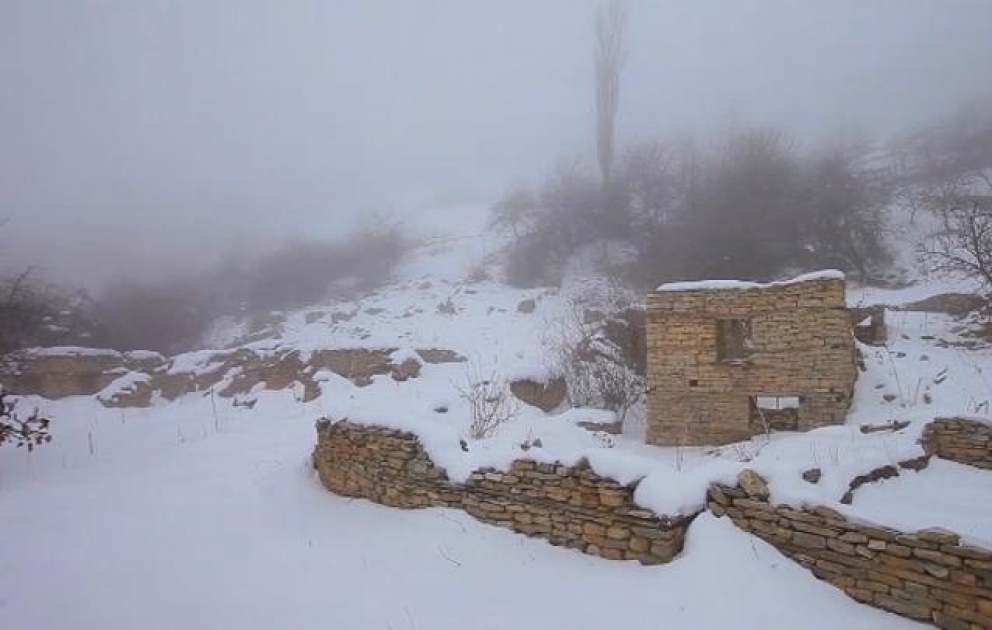 Le paysage d’hiver des montagnes du Caucase