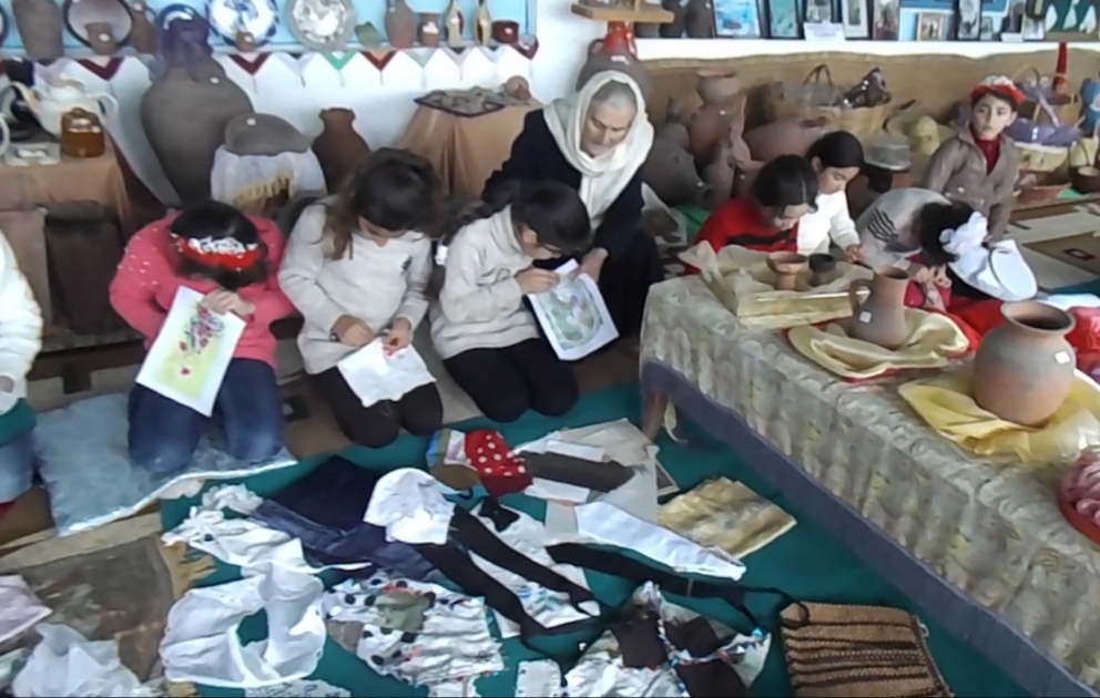 Astarada azyaşlı qızlar da bədii tikmə sənətinə böyük maraq göstərir