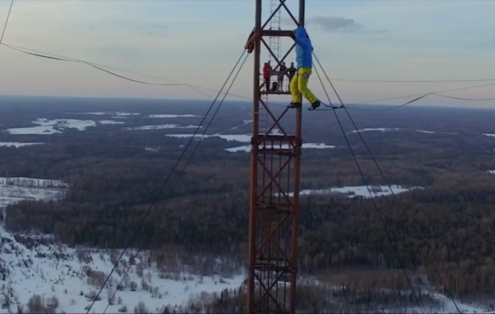 Un athlète russe a fait un aller-retour sur une corde suspendue à 350 mètres du sol