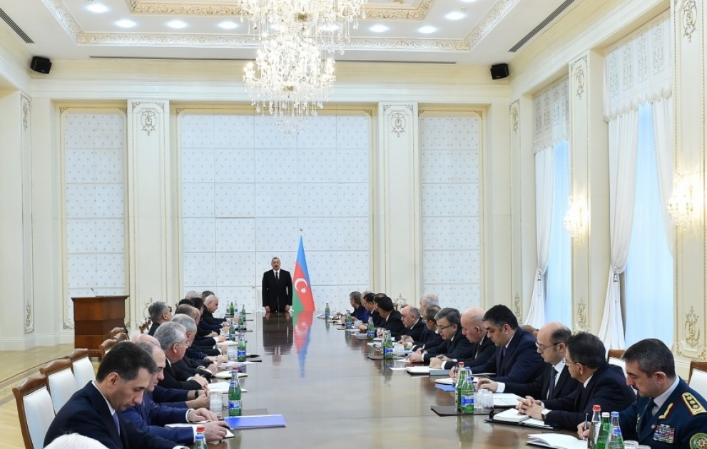 Sitzung des Ministerkabinetts gewidmet den Ergebnissen der sozialökonomischen Entwicklung des Jahres 2017 Präsident Ilham Aliyev nimmt an der Sitzung teil