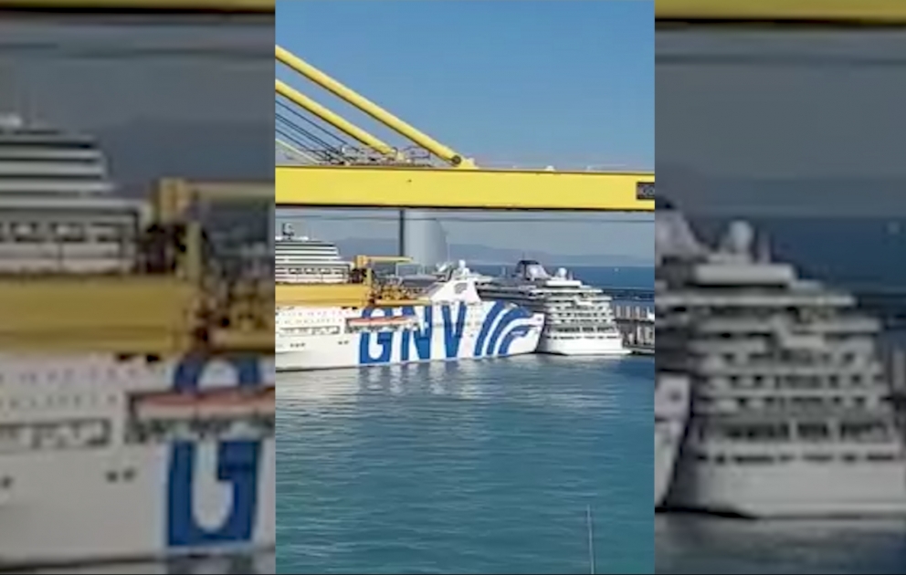 В порту Барселоны паром врезался в круизное судно