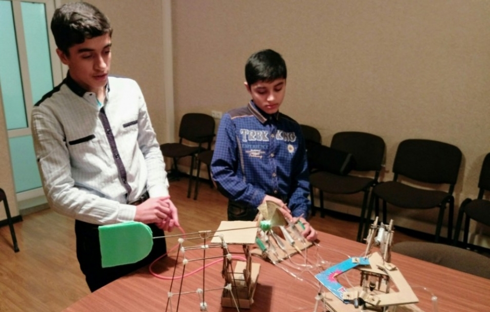 Qubada məktəbli qardaşlar hidravlik üsulla idarə olunan robotlar düzəldiblər