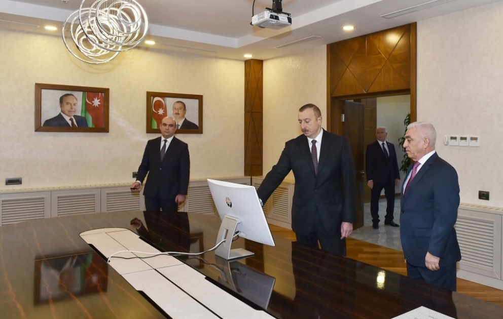 Staatspräsident Ilham Aliyev weiht Verwaltungsgebäude von Verteilungsnetz Baku und neue Umspannwerke ein