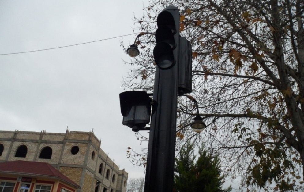 Xaçmaz şəhərində müasir işıqforlar və yol nişanları quraşdırılıb