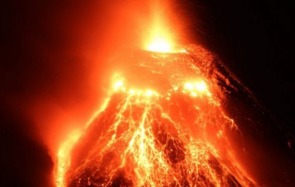Mayon vulkanı 700 metr hündürlükdə lava püskürüb