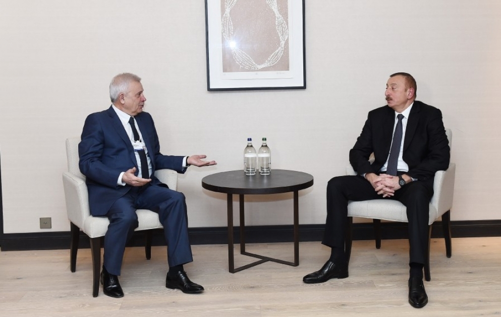 Aserbaidschans Präsident Ilham Aliyev trifft sich mit LUKOIL- Präsident in Davos
