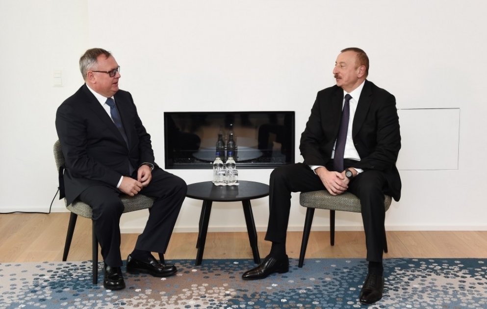 Prezident İlham Əliyev Davosda “VTB Bank”ın prezidenti, idarə heyətinin sədri ilə görüşüb
