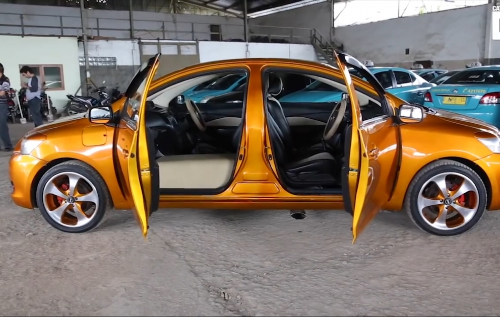 Indonesischer Ingenieur außergewöhnliches Auto zusammengebaut