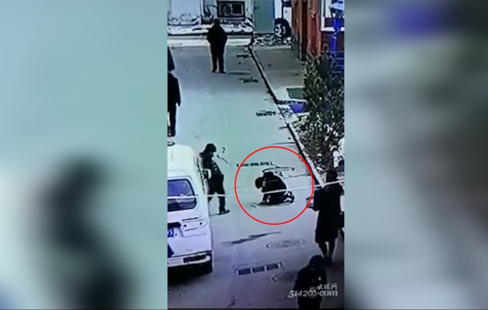 Kanalizasiyaya pirotexniki partladıcı atdı, partlayış onu göyə qaldırdı