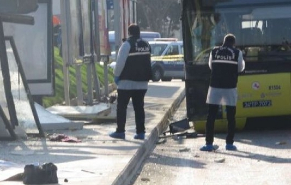 İstanbulda avtobus dayanacağa çırpıldı - 3 ölü