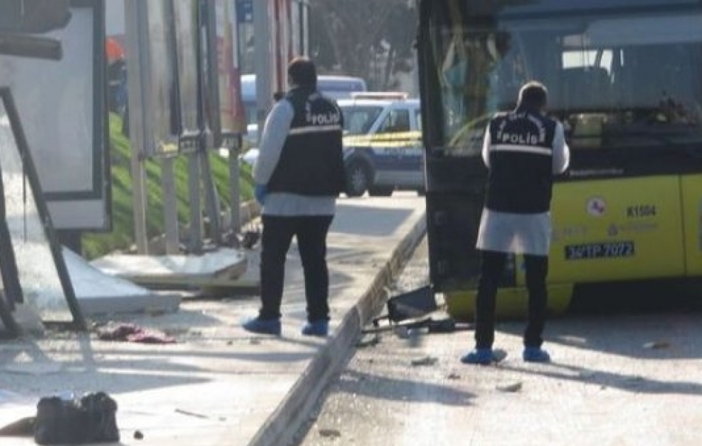 В Стамбуле автобус врезался в остановку общественного транспорта
