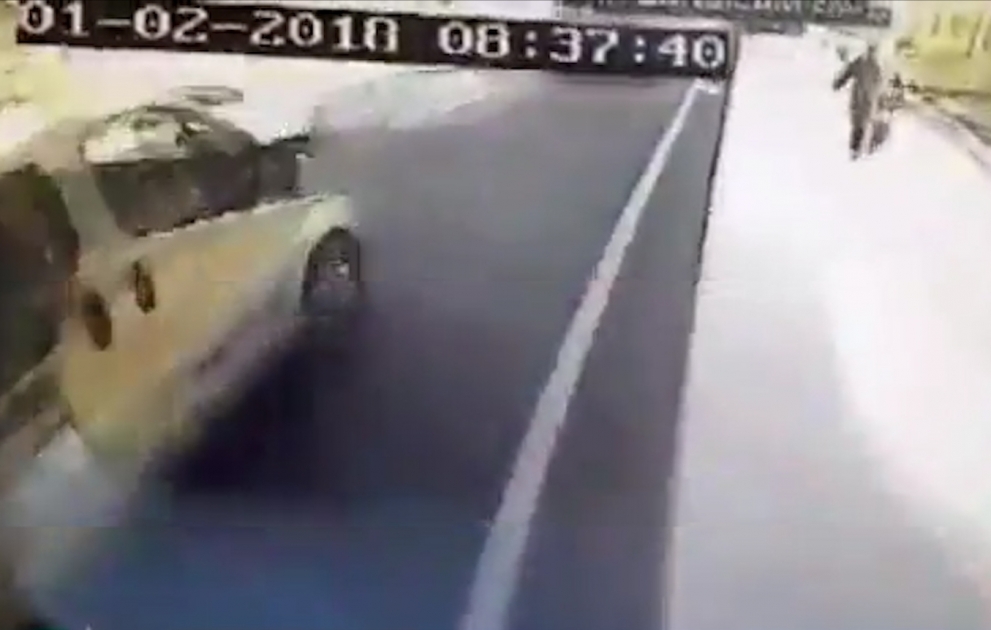 Avtobus dayanacaqdakı insanlara belə çırpıldı