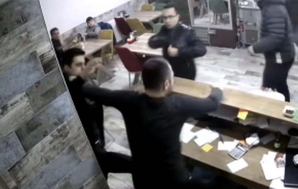 Polis yaxşı xidmət etmədiyi üçün ofisiantı döydü – Türkiyədə