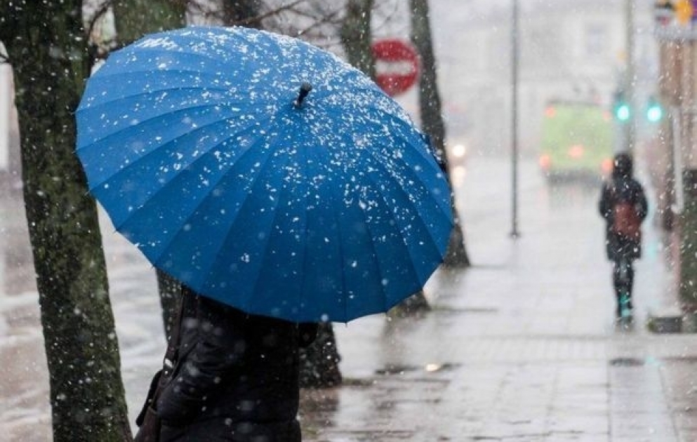 Hava şəraiti dəyişir: Bakıda yağış, bölgələrdə qar yağacaq