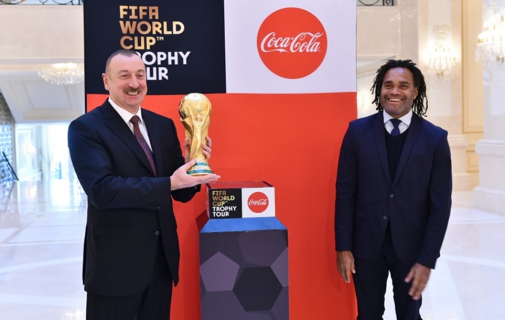 Futbol üzrə dünya çempionatının Kubokunun əsli Prezident İlham Əliyevə təqdim edilib