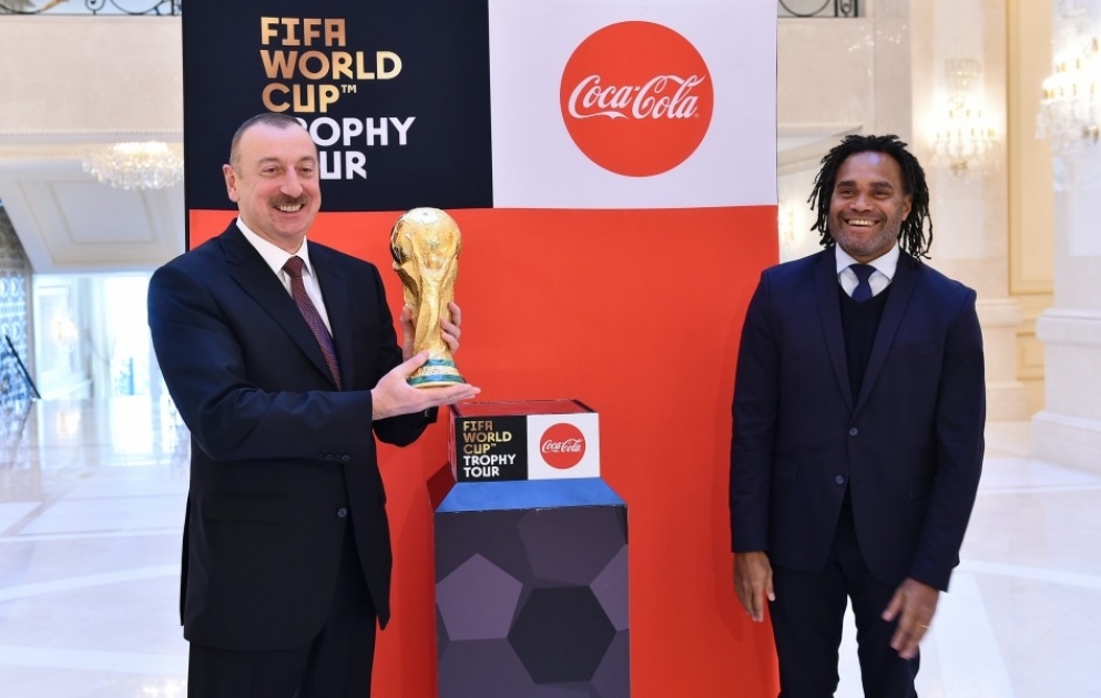 Le trophée de la Coupe du monde présenté au président Ilham Aliyev
