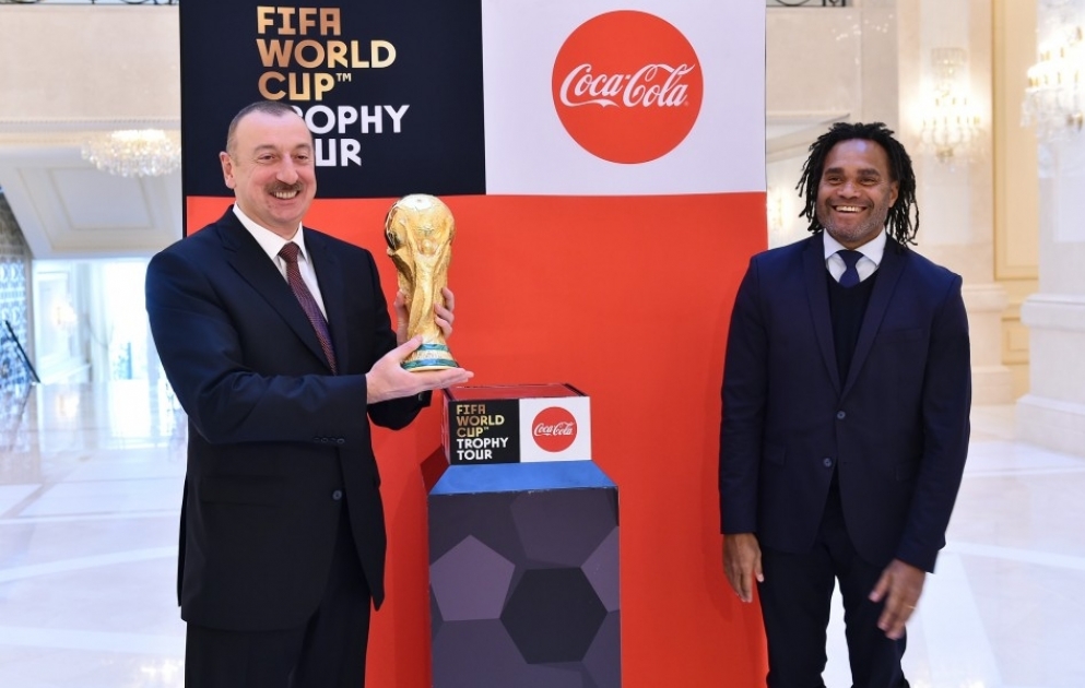 Fußball-WM-Pokal Aserbaidschans Präsident Ilham Aliyev präsentiert