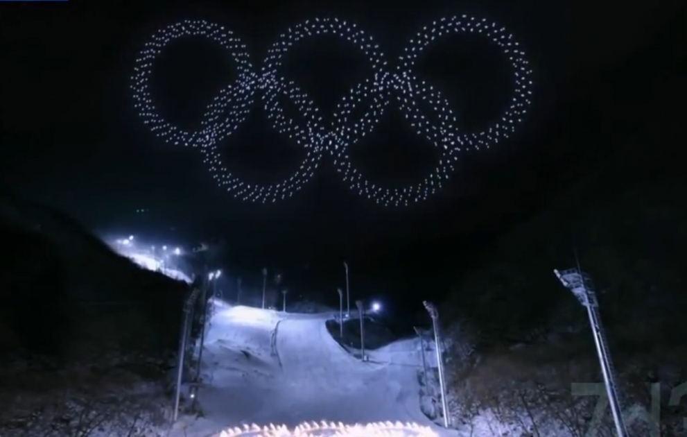 Drohnen formen die olympischen Ringe und Figuren