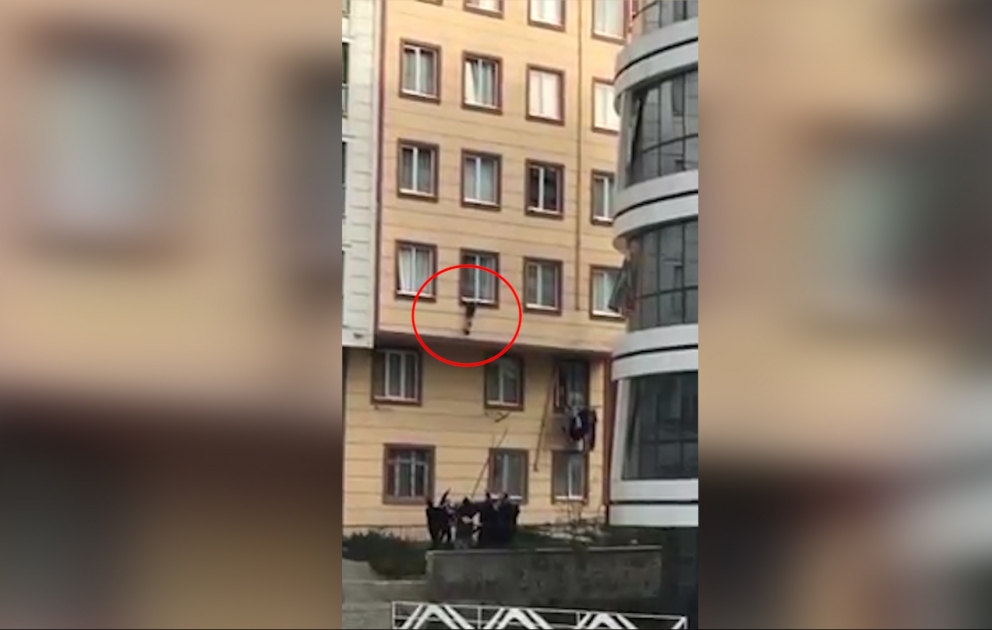 Pəncərədən düşən uşağı yoldan keçənlər tutdular