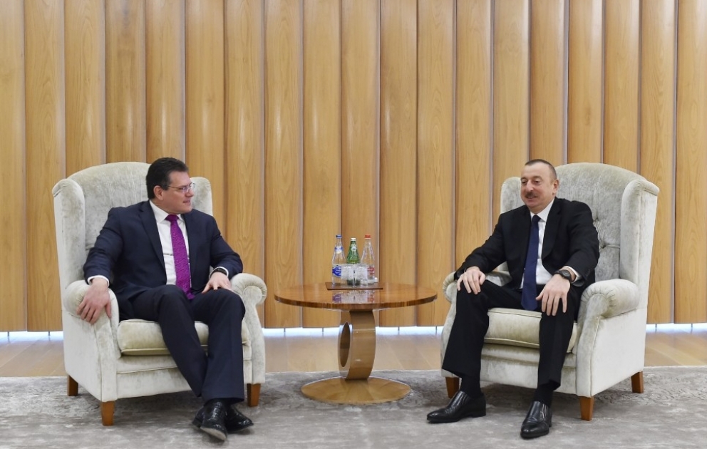Präsident Ilham Aliyev trifft sich mit Maroš Šefčovič