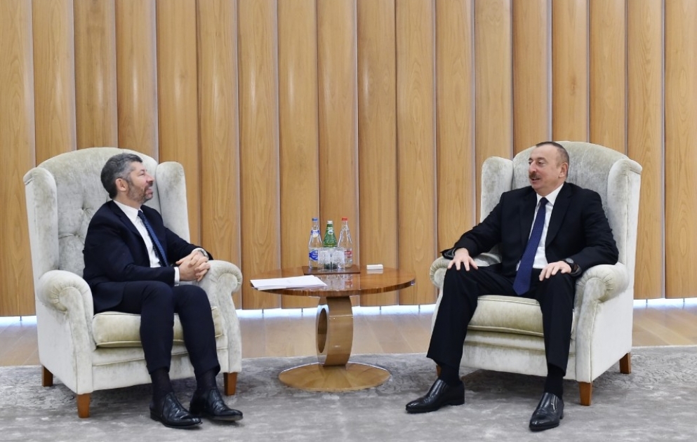 Treffen zwischen Staatspräsident Ilham Aliyev und dem Minister für wirtschaftliche Entwicklung Italiens