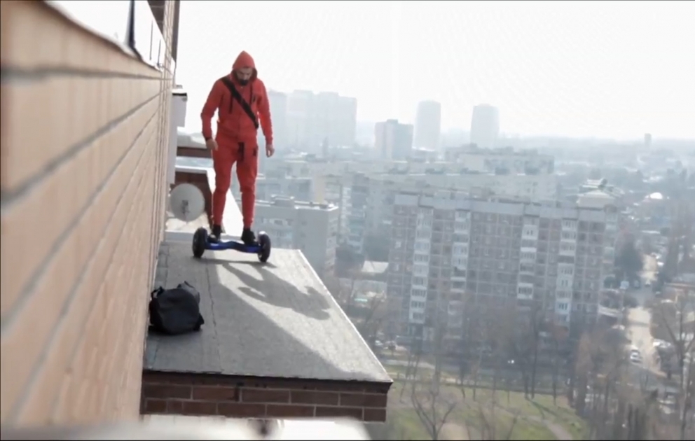 Extrême – un homme sur gyro-scooter se balade sur les toits