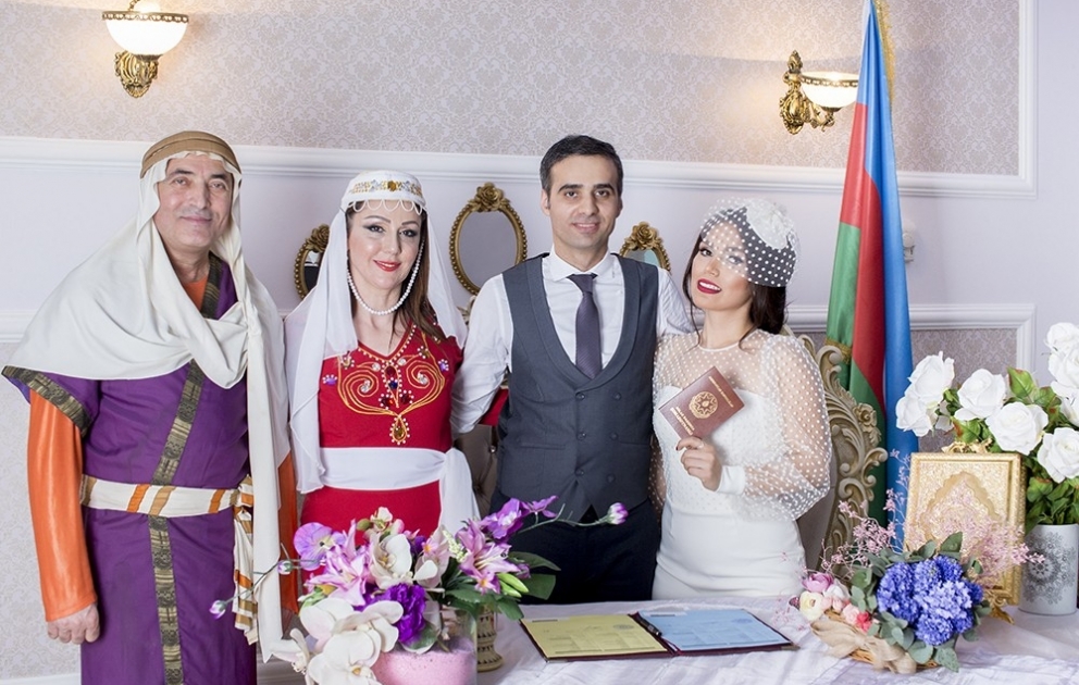 Leyli and Majnun congratulate the newly married