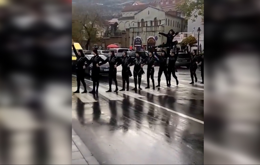 İnternetdə ən pozitiv video: Bu, sıradan bir Tbilisi küçəsidir