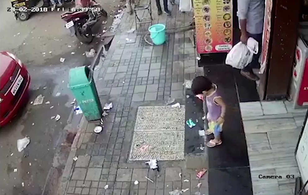 Uşağı atasının gözü qarşısında oğurladılar