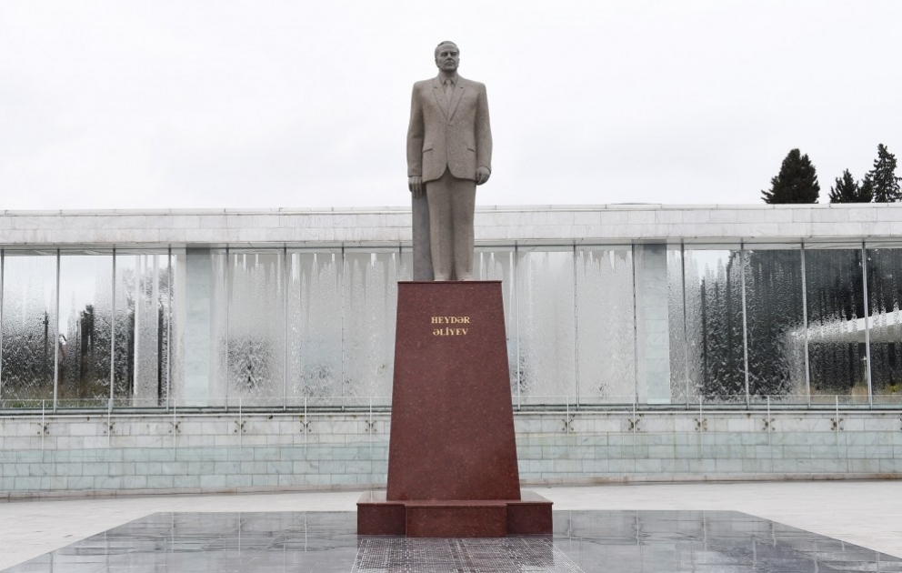 Mingəçevirdə ulu öndər Heydər Əliyevin abidəsini ziyarət