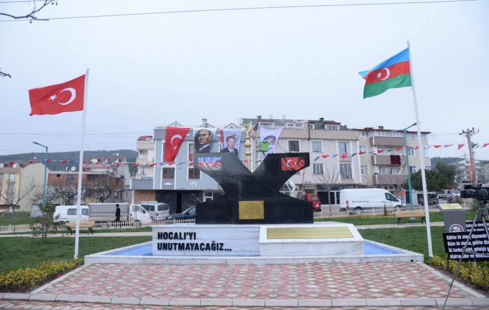 Koceli şəhərinin Körfəz rayonunda Xocalı Soyqırımı abidəsi açılıb