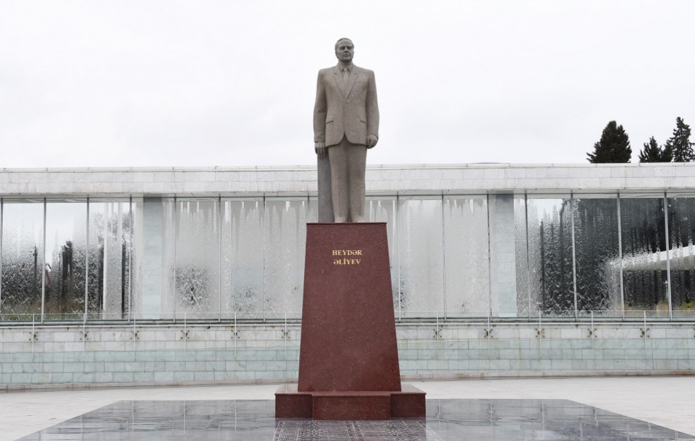 Visite du monument du leader national Heydar Aliyev à Minguétchévir