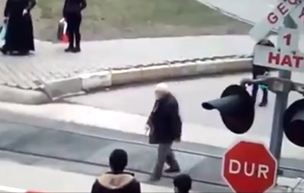 Yaşlı insanı az qaldı qatar vursun