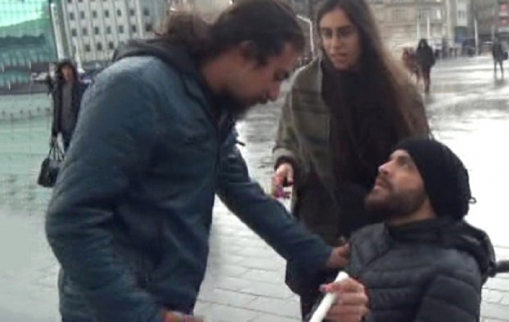 Heç kim yaxınlaşmadı, yalnız fiziki əngəlli şəxs qıza kömək oldu
