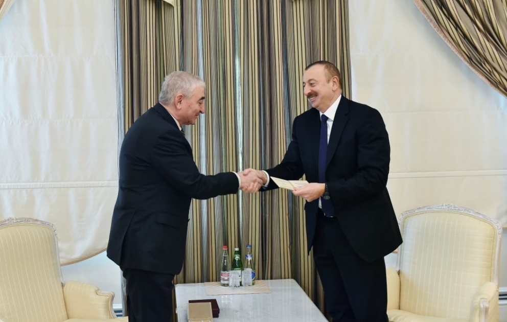Le président de la Commission électorale centrale a remis le certificat de candidature à la présidentielle à Ilham Aliyev