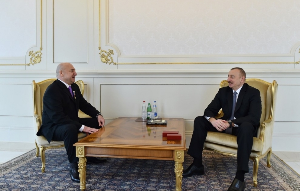 President Ilham Aliyev presented “Dostlug” Order to director of Moscow Academic Theatre of Satire
