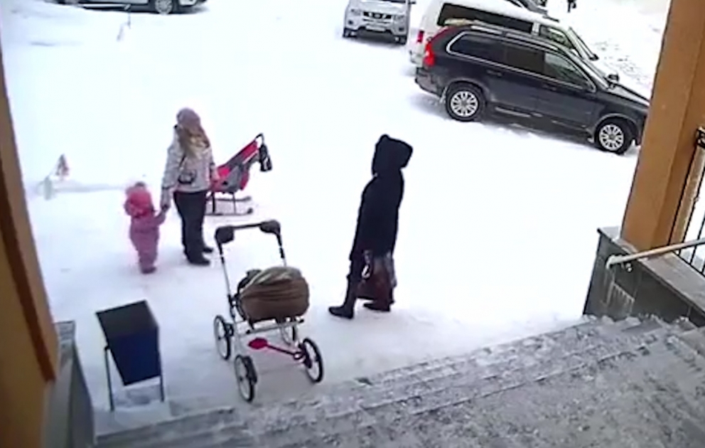 Малышка попыталась спасти мать от ледяной глыбы