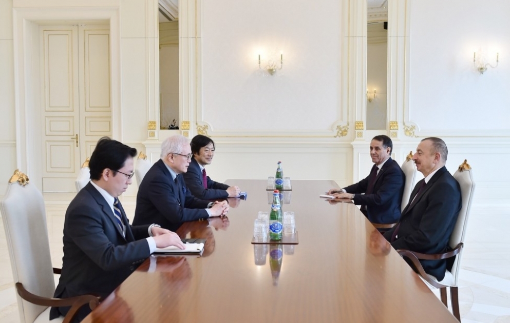 Staatspräsident Ilham Aliyev empfängt außenpolitischen Berater von Japans Premierminister