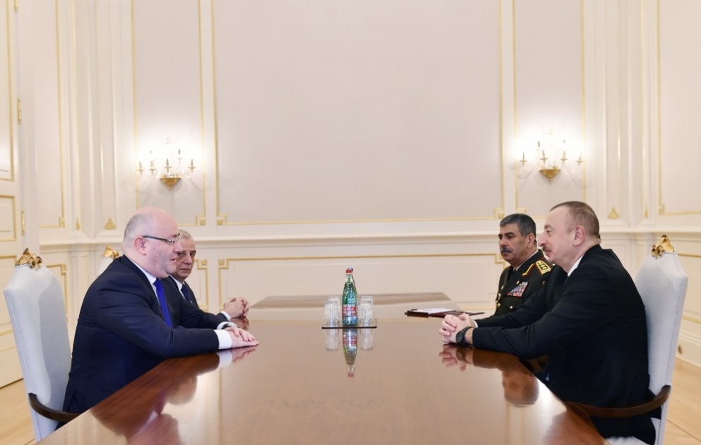Aserbaidschans Präsident Ilham Aliyev empfängt georgischen Verteidigungsminister