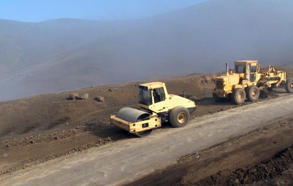 Gədəbəydə 3 istiqamət üzrə 29 kilometr yol yenidən qurulur