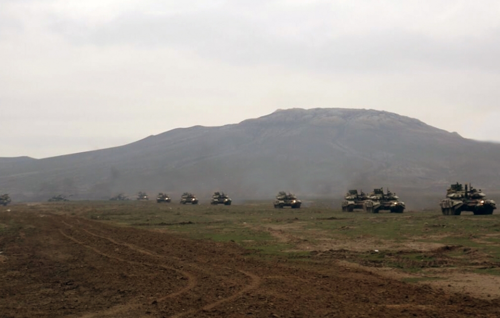 Təlimə cəlb edilmiş tank hərbi hissələri tapşırıqları yerinə yetirirlər