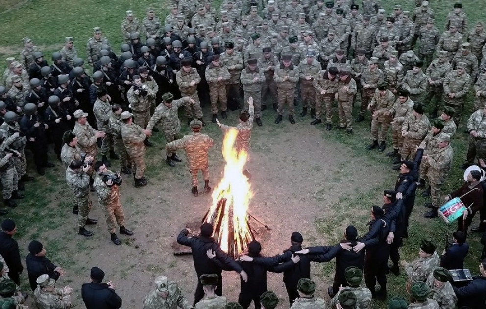 Müdafiə Nazirliyinin rəhbərliyi Yel çərşənbəsini təlimlərdə iştirak edən şəxsi heyətlə keçirib