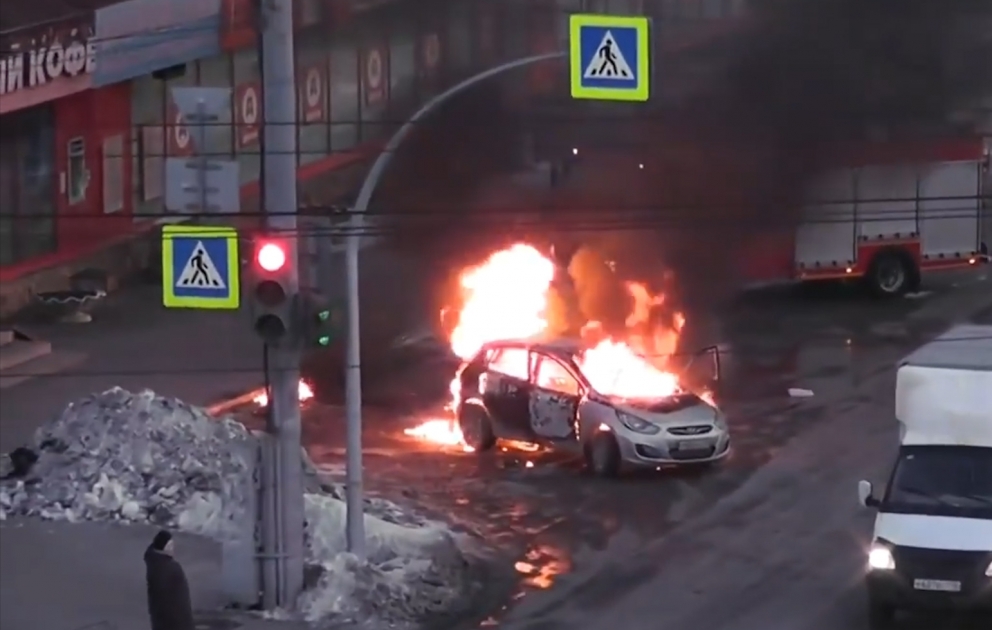 Очевидец снял на видео огненную вспышку в машине в центре Челябинска