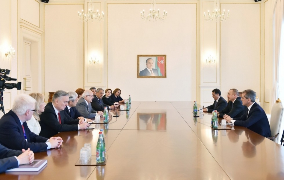 Le président Ilham Aliyev a reçu les coprésidents et les membres du Conseil d’administration du Centre international Nizami Gandjavi