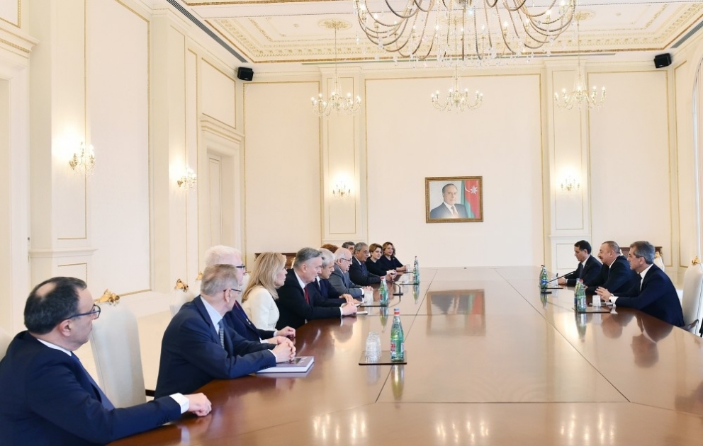 Президент Ильхам Алиев принял сопредседателей Международного центра Низами Гянджеви, бывших глав государств и правительств, членов Правления Центра
