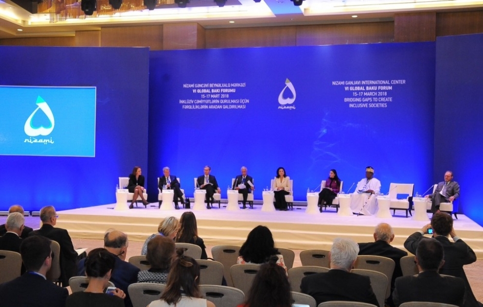 Forum çərçivəsində ikinci panel “Meydana çıxan yeni güclər” mövzusuna həsr edilib