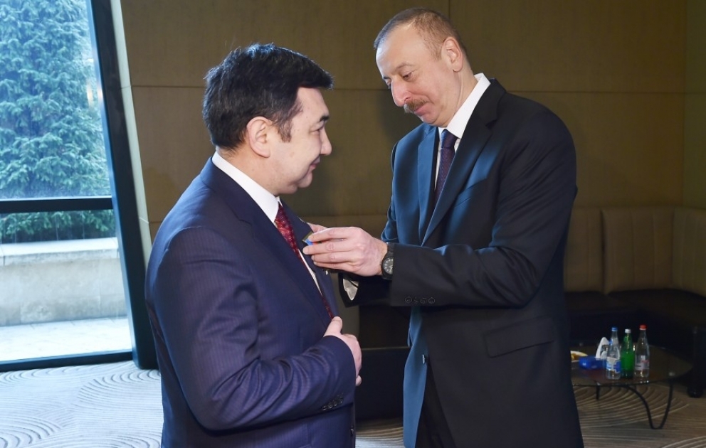 Le président Ilham Aliyev a remis l’Ordre de l’Amitié à Darkhan Kydyrali, président de l'Académie internationale turque