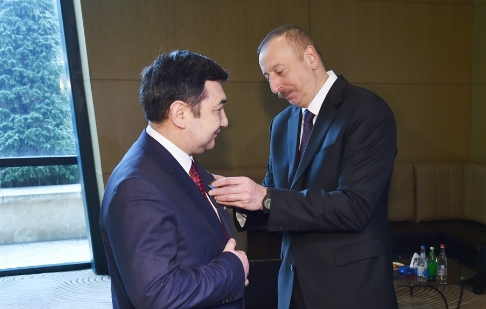 Президент Ильхам Алиев вручил президенту Международной тюркской академии Дархану Кыдырали орден «Достлуг»