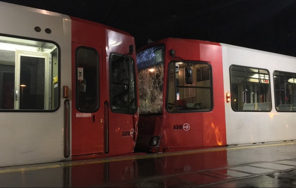 Köln şəhərində iki tramvay toqquşub, azı 40 nəfər xəsarət alıb